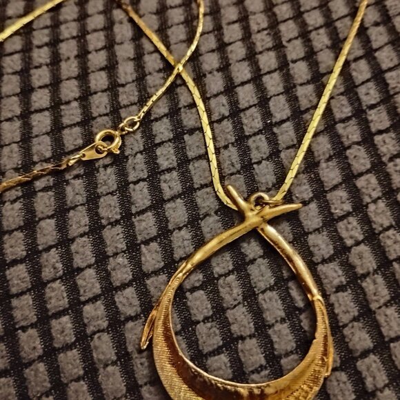 Elegant Gold Bronze Tones Pendant Necklace - Picture 7 of 9